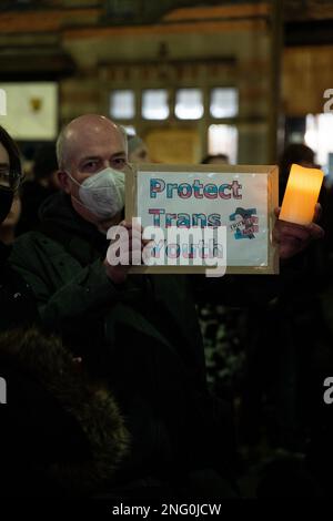 Nottingham, Regno Unito, 17th Febbraio 2023 , la gente partecipa ad una veglia in memoria di Trans teen Brianna Ghey, la comunità LGBTQ+ e gli alleati si riuniscono dopo l'omicidio del 16 anni Credit: Paul Smith/Alamy Live News Foto Stock