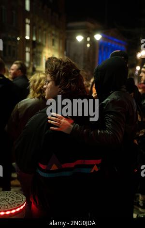 Nottingham, Regno Unito, 17th Febbraio 2023 , la gente partecipa ad una veglia in memoria di Trans teen Brianna Ghey, la comunità LGBTQ+ e gli alleati si riuniscono dopo l'omicidio del 16 anni Credit: Paul Smith/Alamy Live News Foto Stock