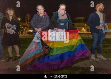 Basildon, Regno Unito. 17th Feb, 2023. I residenti si riuniscono per una veglia per Brianna Ghey, brutalmente assassinato a Warrington Park, Cheshire, sabato 11th febbraio. La veglia si svolge presso il Millennium Bell Tower di St Martin's Square. Penelope Barritt/Alamy News dal vivo Foto Stock