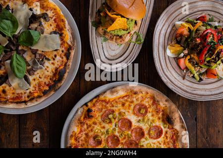 Primo piano di insalata di hamburger e pizza asorted Foto Stock