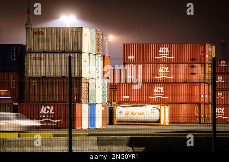 Anversa, Belgio. 17th Feb, 2023. ANVERSA - Trasferimento di container nel porto di Anversa. I Paesi Bassi e il Belgio stanno lavorando insieme su un approccio comune per proteggere meglio i porti dalle attività illegali e dalle bande criminali. ANP JEFFREY GROENEWEG netherlands OUT - belgium OUT Credit: ANP/Alamy Live News Foto Stock