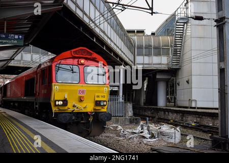 DB Schenker Classe 66 143 lavora un treno intermodale vuoto attraverso la piattaforma 13 a Manchester Piccadilly. Foto Stock