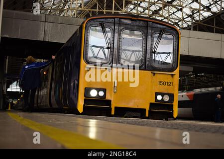 La Northern Rail Class 150121 si prepara a partire da Manchester Piccadilly. Foto Stock