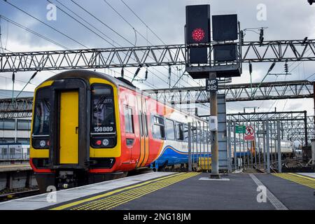 Una coppia di EMR classe 158s lascia Manchester Piccadilly in servizio a Nottingham. Foto Stock