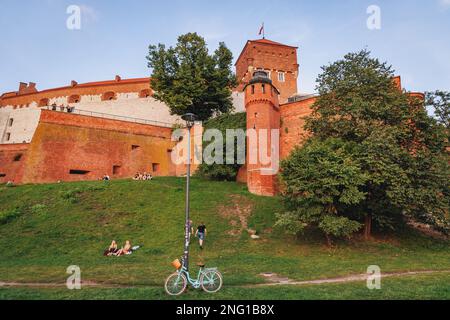 Castello reale di Wawel con le mura e la Torre dei ladri nella città di Cracovia, Voivodato della Polonia minore Foto Stock