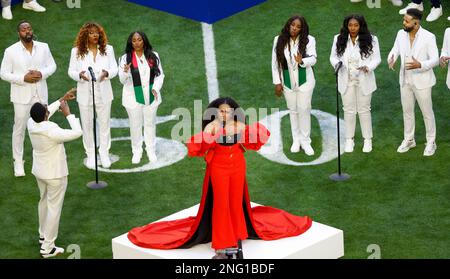 Sheryl Lee Ralph esegue ''Lift Every Voice and Sing'' prima del Super Bowl LVII tra le Eagles di Philadelphia e i Kansas City Chiefs di Glendale, Arizona, il 12 febbraio 2023 Foto obbligatoria: Charles Baus/CSM Foto Stock