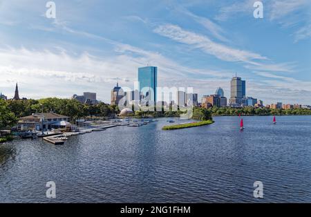 Lo skyline di Boston Back Bay, visto dal Longfellow Bridge sul fiume Charles. Community Boating, Inc. In primo piano a sinistra. Foto Stock