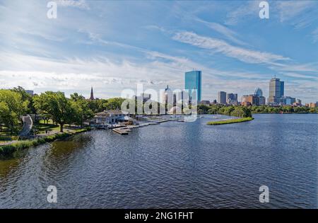 Lo skyline di Boston Back Bay, visto dal Longfellow Bridge sul fiume Charles. Community Boating, Inc. In primo piano a sinistra. Foto Stock