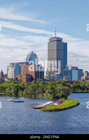 Il Prudential Center si affaccia sullo sfondo; un molo di ormeggio comunitario e barche a vela sono in primo piano. Vista dal Longfellow Bridge sul fiume Charles. Foto Stock