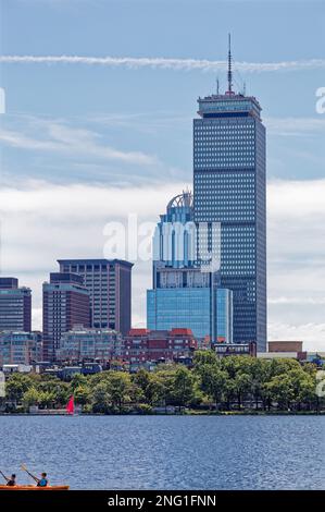 La vista dal ponte Longfellow sul fiume Charles. I grattacieli del Prudential Center sorgono sopra la Back Bay di Boston. Foto Stock