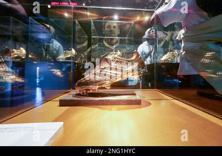 Premi Lionel messi nel museo FC Barcelona di Camp Nou Foto Stock