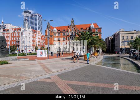 Piazza dei difensori nella città di Katowice, nella regione della Slesia in Polonia, con vista sul Museo Slesiano e sull'edificio Altus Foto Stock