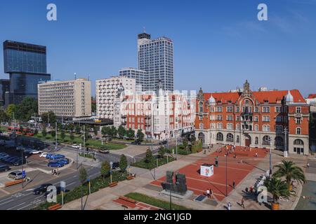 Piazza dei difensori nella città di Katowice, nella regione della Slesia in Polonia, con vista sull'edificio del Museo Slesiano Foto Stock