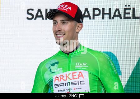 Ramatuelle, Francia. 17th Feb, 2023. Kevin Vauquelin (team Arkea-Samsic) ha vinto la prima tappa del Tour 06-83 (Tour des Alpes-maritimes et du Var si vede sul podio con la maglia verde. La prima tappa del Tour 06-83 (Tour des Alpes-maritimes et du Var) 2023 si svolge tra Saint-Raphael e Ramatuelle. Il vincitore è stato Kevin Vauquelin (team Arkea Samsic) che ha chiuso davanti a Neilson Pawless (team EF Education-EasyPost) al secondo posto e Kevin Geniets (team Groupama-FDJ) al terzo posto. (Foto di Laurent Coust/SOPA Images/Sipa USA) Credit: Sipa USA/Alamy Live News Foto Stock