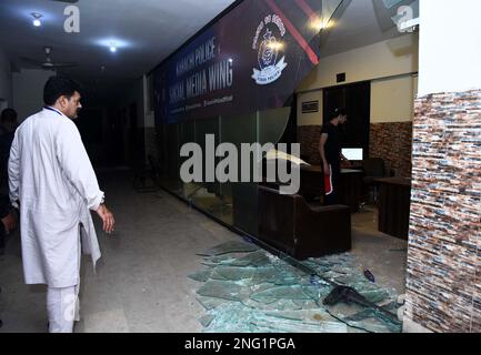 Karachi, Pakistan. 17th Feb, 2023. La gente esamina un edificio di polizia a seguito di un attacco a Karachi, Pakistan, il 17 febbraio 2023. Almeno tre aggressori sono stati uccisi e 10 persone sono state ferite il venerdì sera, quando un gruppo di terroristi ha aperto il fuoco in un edificio di polizia a Karachi, la polizia e funzionari ospedalieri hanno detto. Credit: Str/Xinhua/Alamy Live News Foto Stock