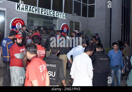 Karachi, Pakistan. 17th Feb, 2023. Le persone si riuniscono al di fuori di un edificio di polizia a seguito di un attacco a Karachi, Pakistan, il 17 febbraio 2023. Almeno tre aggressori sono stati uccisi e 10 persone sono state ferite il venerdì sera, quando un gruppo di terroristi ha aperto il fuoco in un edificio di polizia a Karachi, la polizia e funzionari ospedalieri hanno detto. Credit: Str/Xinhua/Alamy Live News Foto Stock