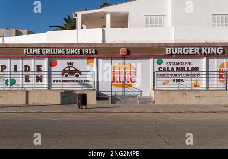 SA Coma, Spagna; febbraio 17 2023: Facciata principale della multinazionale del fast food Burguer King, chiusa. SA Coma, isola di Mallorca, Spagna Foto Stock