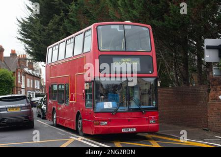 Datchet, Berkshire, Regno Unito. 17th febbraio, 2023. Un bus di servizio di sostituzione della rotaia in Datchet. La linea ferroviaria tra Windsor e la stazione di Eton Riverside e Staines rimane chiusa fino al 19th febbraio, mentre viene installata una nuova segnalazione. È in corso un servizio di sostituzione dell'autobus per i passeggeri della South Western Railway. Credito: Maureen McLean/Alamy Foto Stock