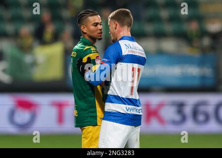 DEN HAAG, PAESI BASSI - 17 FEBBRAIO: Denzel Hall of ADO Den Haag, Davy van den Berg of PEC Zwolle durante la partita olandese di Keukenkampioendivie tra ADO Den Haag e PEC Zwolle a Bingoal Stadion il 17 febbraio 2023 a Den Haag, Paesi Bassi (Foto di Hans van der Valk/Orange Pictures Credit: Orange Pics BV/Alamy Live News Foto Stock