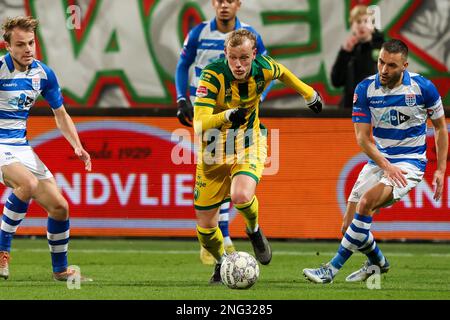 DEN HAAG, PAESI BASSI - FEBBRAIO 17: Thomas van den Belt di PEC Zwolle, Max de Waal di ADO Den Haag, Bram van Polen di PEC Zwolle durante l'incontro olandese Keukenkampioendivie tra ADO Den Haag e PEC Zwolle a Bingoal Stadion il 17 Febbraio 2023 a Den Haag, Paesi Bassi (Foto di Hans van der Valk/Orange Pictures) Credit: Orange Pics BV/Alamy Live News Foto Stock