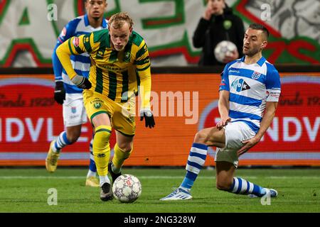 DEN HAAG, PAESI BASSI - FEBBRAIO 17: Thomas van den Belt di PEC Zwolle, Max de Waal di ADO Den Haag, Bram van Polen di PEC Zwolle durante l'incontro olandese Keukenkampioendivie tra ADO Den Haag e PEC Zwolle a Bingoal Stadion il 17 Febbraio 2023 a Den Haag, Paesi Bassi (Foto di Hans van der Valk/Orange Pictures) Credit: Orange Pics BV/Alamy Live News Foto Stock