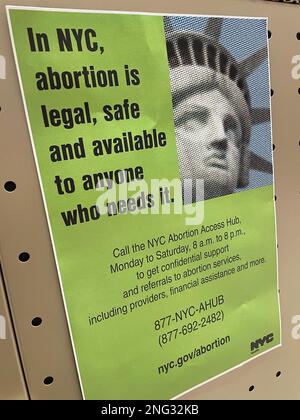 Primo piano di un poster che pubblicizza che a New York City l'aborto è legale, sicuro e disponibile a chiunque lo desideri., 2023, USA. Foto Stock