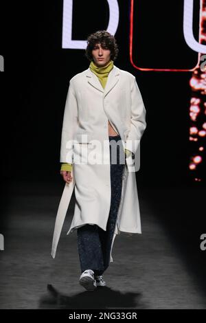 Madrid, Spagna. 17th Feb, 2023. Un modello cammina sulla pista alla sfilata di moda Duarte durante la Mercedes Benz Fashion Week all'IFEMA di Madrid. Credit: SOPA Images Limited/Alamy Live News Foto Stock