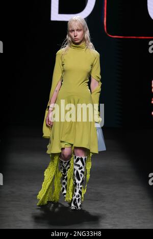 Madrid, Spagna. 17th Feb, 2023. Un modello cammina sulla pista alla sfilata di moda Duarte durante la Mercedes Benz Fashion Week all'IFEMA di Madrid. Credit: SOPA Images Limited/Alamy Live News Foto Stock