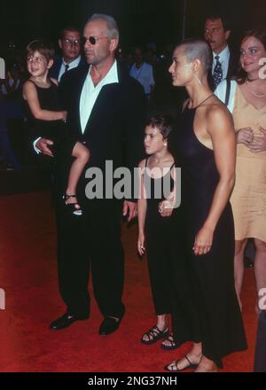 Attori Demi Moore e Bruce Willis con i loro figli, Scout e Rumer, alla prima del film di Moore, 'G.I. Jane' a New York nel giugno del 199 Foto Stock