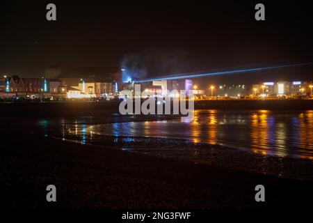 Morecambe, Lancashire, Regno Unito. 17th Feb, 2023. Foto dell'installazione leggera e dell'iliumminazione del Festival Baylight 23 di tre giorni che si è tenuto nei tre giorni del Mezza durata dell'Homliday a Morecambe 16th - 18th Febrauy lungo il lungomare di Morecambe Credit: PN News/Alamy Live News Foto Stock