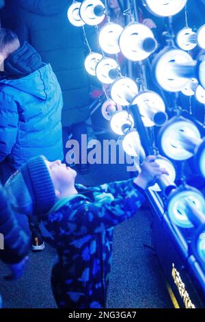 Morecambe, Lancashire, Regno Unito. 17th Feb, 2023. Foto dell'installazione leggera e dell'iliumminazione del Festival Baylight 23 di tre giorni che si è tenuto nei tre giorni del Mezza durata dell'Homliday a Morecambe 16th - 18th Febrauy lungo il lungomare di Morecambe Credit: PN News/Alamy Live News Foto Stock