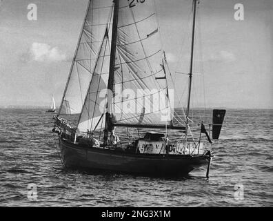 AJAXNETPHOTO. 4 LUGLIO, 1968. SOUTHSEA, INGHILTERRA. - RITORNA IL NEGOZIO DI ALIMENTARI A VELA - ALEC È SALITO AL TIMONE DELLA SUA VIVACE SIGNORA KETCH DEL 36FT MENTRE TORNAVA A PORTSMOUTH ALLA FINE DEL SUO SOLO ROUND THE WORLD VOYAGE. IL GREENGROCER DA SOUTHSEA HA NAVIGATO DALLA CITTÀ IL 16TH LUGLIO 1967. IL SUO È STATO L'UNICO YACHT SOTTO I 40FT ANNI AD AVER NAVIGATO IN TUTTO IL MONDO CON DUE FERMATE O MENO E IL SECONDO YACHT DI QUALSIASI DIMENSIONE AD AVER COMPLETATO IL VIAGGIO DI 28.000 MIGLIA. ROSE FU ANCHE IL SECONDO DROGHIERE DELLA STORIA AD ESSERE ELETTO MEMBRO DEL ROYAL YACHT SQUADRON.(IL PRIMO FU SIR THOMAS LIPTON). FOTO:JONATHAN EASTLAND/AJAX RIF:0719 Foto Stock