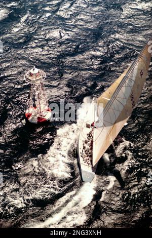 AJAXNETPHOTO. FEBBRAIO 1987. FREMANTLE, AUSTRALIA - AMERICA'S CUP - STARS & STRIPPER (USA) / SKIPPER : DENNIS CONNER (USA), CHE CIRCONDA LA BOA AMERICA'S CUP. FOTO : JONATHAN EASTLAND / AJAX REF: 130609 306 Foto Stock