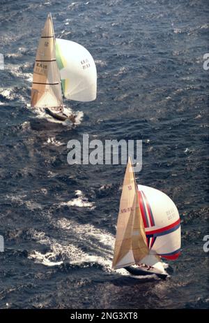 AJAXNETPHOTO. FEBBRAIO, 1987. FREMANTLE, AUSTRLAIA. - AMERICA'S CUP 1987 - STAR & STRIPES (US55) LEADING, VERSUS KOOKABURRA III (AUS - KA15) PHOTO:JONATHAN EASTLAND/AJAX. RIF:130609 280 Foto Stock