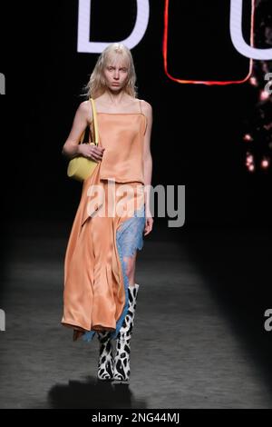 Madrid, Spagna. 17th Feb, 2023. Un modello cammina sulla pista alla sfilata di moda Duarte durante la Mercedes Benz Fashion Week all'IFEMA di Madrid. (Foto di Atilano Garcia/SOPA Images/Sipa USA) Credit: Sipa USA/Alamy Live News Foto Stock