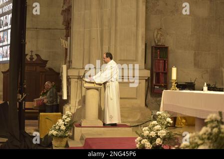 Marin, Spagna. 17 febbraio 2023. Funerale commemorativo per le vittime del naufragio del peschereccio galiziano Vila de Pitanxo in acque canadesi con 21 marinai morti. Alla messa hanno partecipato autorità di tutti i partiti politici, come il presidente della Xunta de Galizia e le famiglie delle vittime. Marin, Spagna. Durante la preghiera la banda della marina spagnola ha suonato un'offerta di marinai. Credit: Xan Gasalla / Alamy Live News Foto Stock