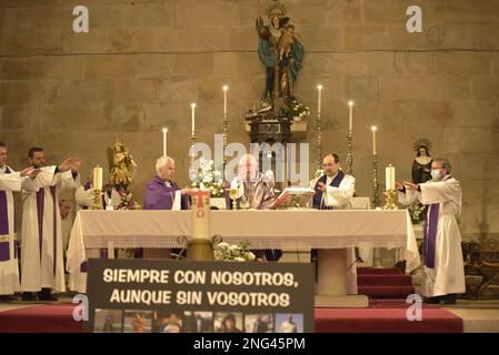 Marin, Spagna. 17 febbraio 2023. Funerale commemorativo per le vittime del naufragio del peschereccio galiziano Vila de Pitanxo in acque canadesi con 21 marinai morti. Alla messa hanno partecipato autorità di tutti i partiti politici, come il presidente della Xunta de Galizia e le famiglie delle vittime. Marin, Spagna. Durante la preghiera la banda della marina spagnola ha suonato un'offerta di marinai. Credit: Xan Gasalla / Alamy Live News Foto Stock