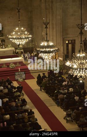 Marin, Spagna. 17 febbraio 2023. Funerale commemorativo per le vittime del naufragio del peschereccio galiziano Vila de Pitanxo in acque canadesi con 21 marinai morti. Alla messa hanno partecipato autorità di tutti i partiti politici, come il presidente della Xunta de Galizia e le famiglie delle vittime. Marin, Spagna. Durante la preghiera la banda della marina spagnola ha suonato un'offerta di marinai. Credit: Xan Gasalla / Alamy Live News Foto Stock