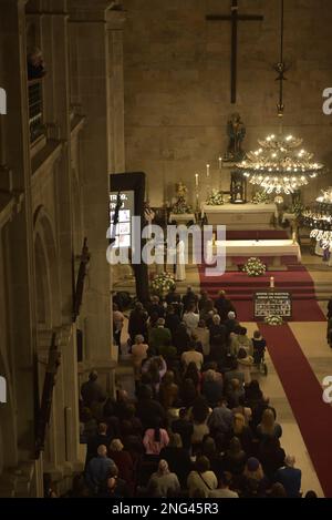 Marin, Spagna. 17 febbraio 2023. Funerale commemorativo per le vittime del naufragio del peschereccio galiziano Vila de Pitanxo in acque canadesi con 21 marinai morti. Alla messa hanno partecipato autorità di tutti i partiti politici, come il presidente della Xunta de Galizia e le famiglie delle vittime. Marin, Spagna. Durante la preghiera la banda della marina spagnola ha suonato un'offerta di marinai. Credit: Xan Gasalla / Alamy Live News Foto Stock