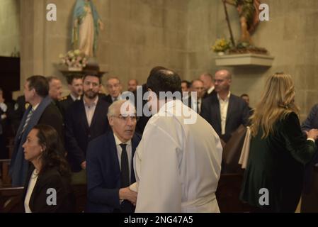 Marin, Spagna. 17 febbraio 2023. Funerale commemorativo per le vittime del naufragio del peschereccio galiziano Vila de Pitanxo in acque canadesi con 21 marinai morti. Alla messa hanno partecipato autorità di tutti i partiti politici, come il presidente della Xunta de Galizia e le famiglie delle vittime. Marin, Spagna. Durante la preghiera la banda della marina spagnola ha suonato un'offerta di marinai. Credit: Xan Gasalla / Alamy Live News Foto Stock