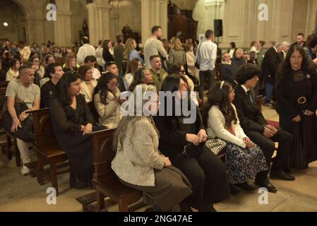 Marin, Spagna. 17 febbraio 2023. Funerale commemorativo per le vittime del naufragio del peschereccio galiziano Vila de Pitanxo in acque canadesi con 21 marinai morti. Alla messa hanno partecipato autorità di tutti i partiti politici, come il presidente della Xunta de Galizia e le famiglie delle vittime. Marin, Spagna. Durante la preghiera la banda della marina spagnola ha suonato un'offerta di marinai. Credit: Xan Gasalla / Alamy Live News Foto Stock