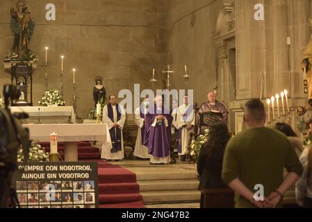 Marin, Spagna. 17 febbraio 2023. Funerale commemorativo per le vittime del naufragio del peschereccio galiziano Vila de Pitanxo in acque canadesi con 21 marinai morti. Alla messa hanno partecipato autorità di tutti i partiti politici, come il presidente della Xunta de Galizia e le famiglie delle vittime. Marin, Spagna. Durante la preghiera la banda della marina spagnola ha suonato un'offerta di marinai. Credit: Xan Gasalla / Alamy Live News Foto Stock