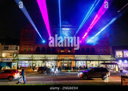 Morecambe, Lancashire, Regno Unito. 17th Feb, 2023. Foto delle illuminazioni e della luce Installazione dal tre giorni Baylight 23 Festival che si è tenuto nel corso dei tre giorni della vacanza di mezza durata a Morecambe 16th - 18th febbraio lungo il lungomare di Morecambe Credit: PN News/Alamy Live News Foto Stock