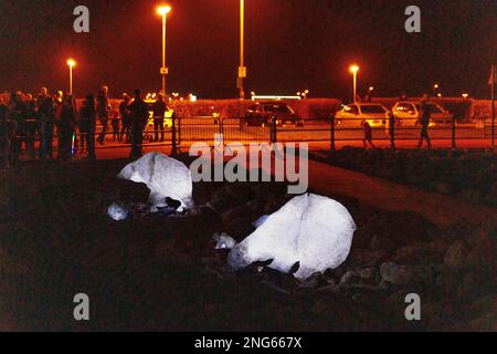 Morecambe, Lancashire, Regno Unito. 17th Feb, 2023. Foto delle illuminazioni e della luce Installazione dal tre giorni Baylight 23 Festival che si è tenuto nel corso dei tre giorni della vacanza di mezza durata a Morecambe 16th - 18th febbraio lungo il lungomare di Morecambe Credit: PN News/Alamy Live News Foto Stock