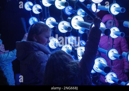 Morecambe, Lancashire, Regno Unito. 17th Feb, 2023. Foto delle illuminazioni e della luce Installazione dal tre giorni Baylight 23 Festival che si è tenuto nel corso dei tre giorni della vacanza di mezza durata a Morecambe 16th - 18th febbraio lungo il lungomare di Morecambe Credit: PN News/Alamy Live News Foto Stock