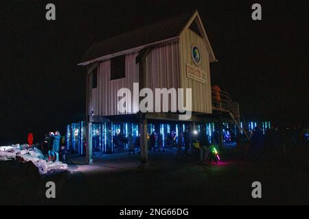 Morecambe, Lancashire, Regno Unito. 17th Feb, 2023. Foto delle illuminazioni e della luce Installazione dal tre giorni Baylight 23 Festival che si è tenuto nel corso dei tre giorni della vacanza di mezza durata a Morecambe 16th - 18th febbraio lungo il lungomare di Morecambe Credit: PN News/Alamy Live News Foto Stock