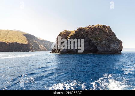 Incredibili paesaggi marini delle Isole Eolie (Isole Eolie) a Lipari, provincia di Messina, Sicilia, Italia. Foto Stock