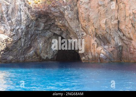 Incredibili paesaggi marini delle Isole Eolie (Isole Eolie) a Lipari, provincia di Messina, Sicilia, Italia. Foto Stock