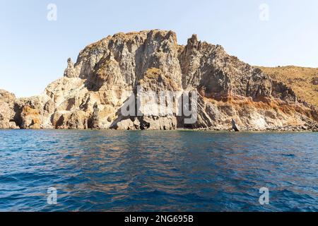 Incredibili paesaggi marini delle Isole Eolie (Isole Eolie) a Lipari, provincia di Messina, Sicilia, Italia. Foto Stock