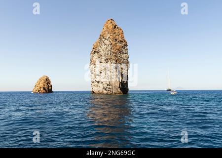 Incredibili paesaggi marini delle Isole Eolie (Isole Eolie) a Lipari, provincia di Messina, Sicilia, Italia. Foto Stock